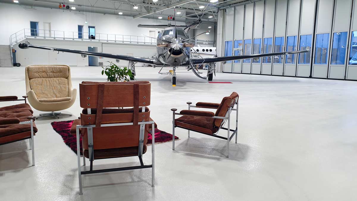 PC12 im Hangar von Pilart Air in Wr. Neustadt LOAN